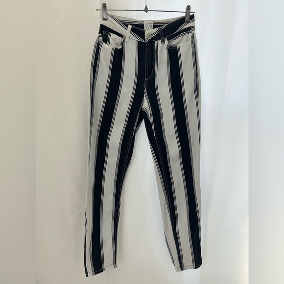 BDG HIGH WAISTED STRAIGHT MOM JEANS - Picture 2 of 5